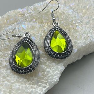 Elegant Silver and Green Teardrop Earrings -Sparkly Stayement Earrings